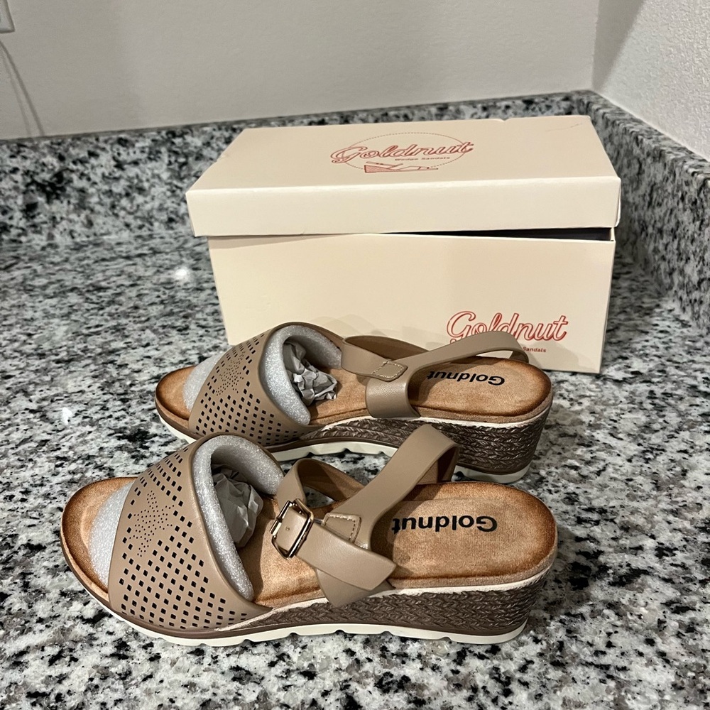 Goldnut Women's Beige Sandals